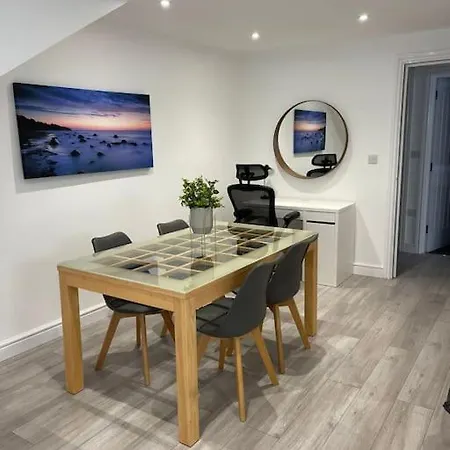 Maisy Lodge - Two Bed Lux Flat - Parking, Netflix, Wifi - Close To Blenheim Palace & Oxford - F2 Kidlington Exterior photo