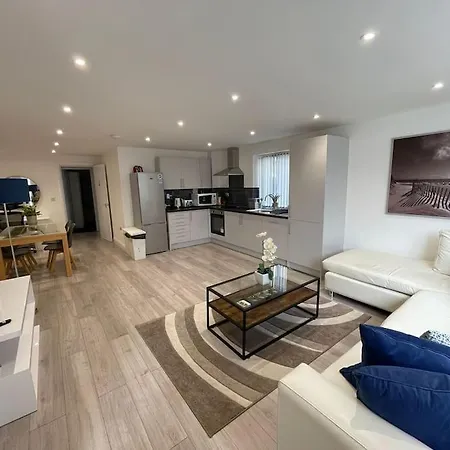 Maisy Lodge - Two Bed Lux Flat - Parking, Netflix, Wifi - Close To Blenheim Palace & Oxford - F2 Kidlington Exterior photo