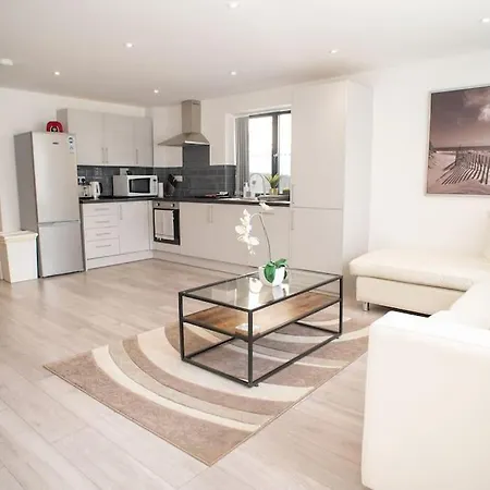 Maisy Lodge - Two Bed Lux Flat - Parking, Netflix, Wifi - Close To Blenheim Palace & Oxford - F2 Kidlington Exterior photo