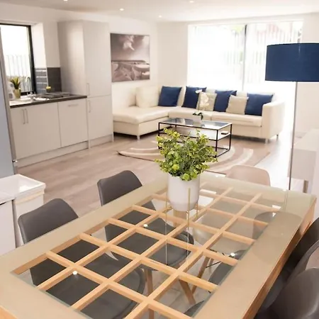 Maisy Lodge - Two Bed Lux Flat - Parking, Netflix, Wifi - Close To Blenheim Palace & Oxford - F2 Kidlington Exterior photo