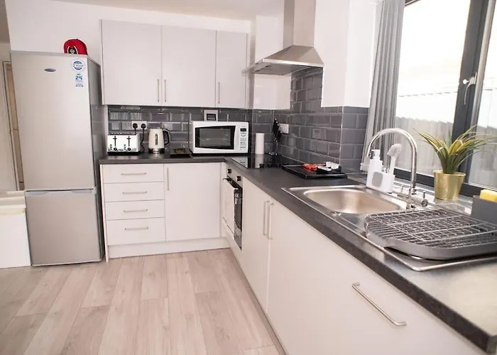 Maisy Lodge - Two Bed Lux Flat - Parking, Netflix, Wifi - Close To Blenheim Palace & Oxford - F2