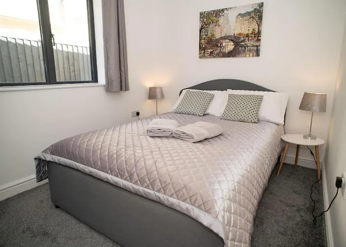 Maisy Lodge - Two Bed Lux Flat - Parking, Netflix, Wifi - Close To Blenheim Palace & Oxford - F2