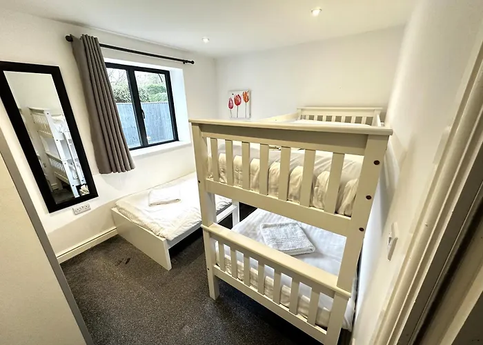Maisy Lodge - Two Bed Lux Flat - Parking, Netflix, Wifi - Close To Blenheim Palace & Oxford - F2