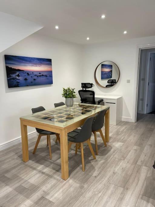 Maisy - Two Bed Lux Flat - Parking, Netflix, Wifi - Close To Blenheim Palace & Oxford - F2 Apartment Kidlington