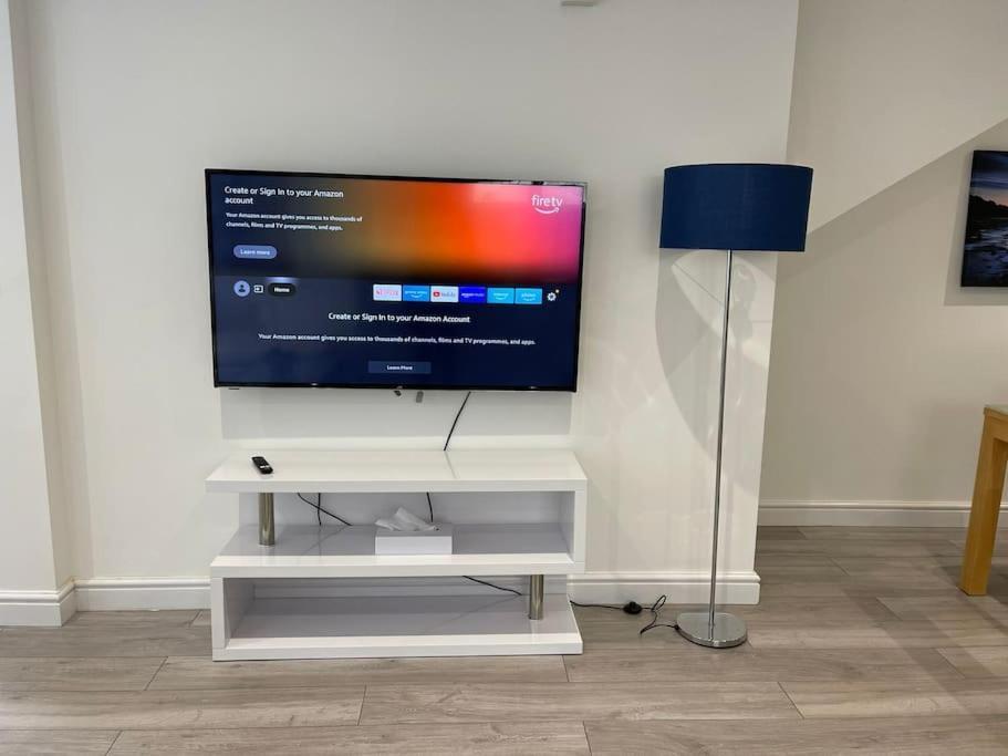 Maisy - Two Bed Lux Flat - Parking, Netflix, Wifi - Close To Blenheim Palace & Oxford - F2 Apartment *