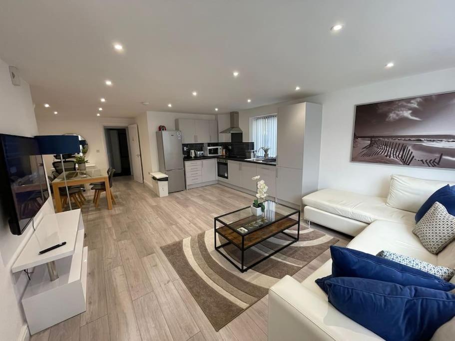 Maisy - Two Bed Lux Flat - Parking, Netflix, Wifi - Close To Blenheim Palace & Oxford - F2 Apartment *
