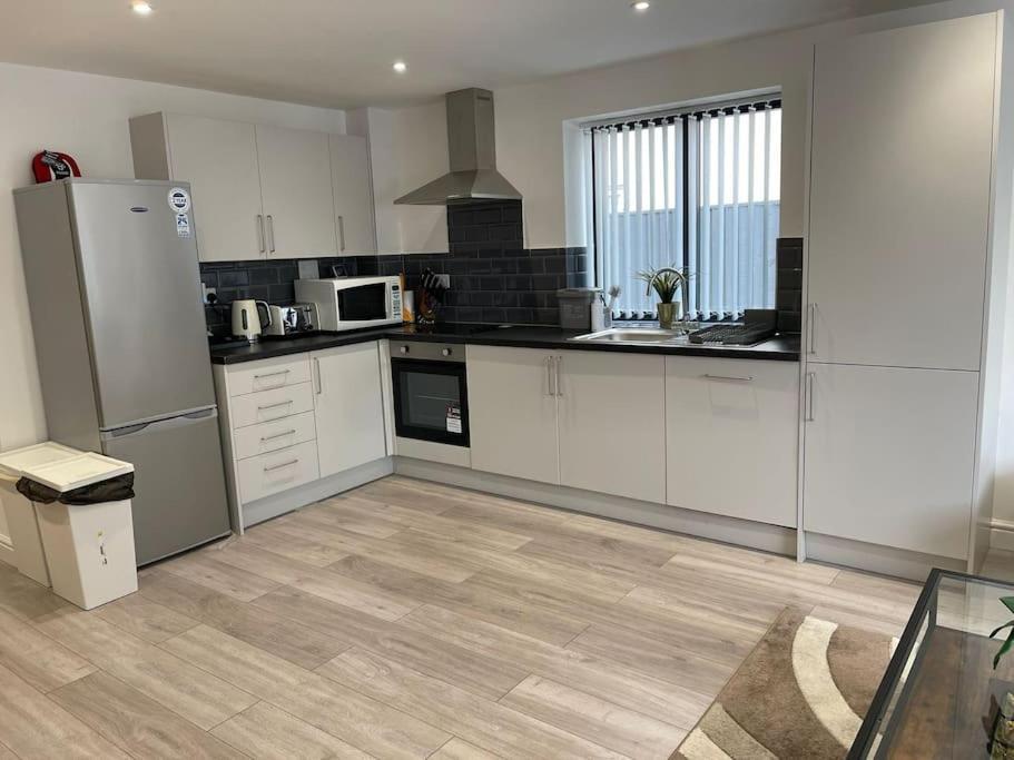 Maisy - Two Bed Lux Flat - Parking, Netflix, Wifi - Close To Blenheim Palace & Oxford - F2 Apartment