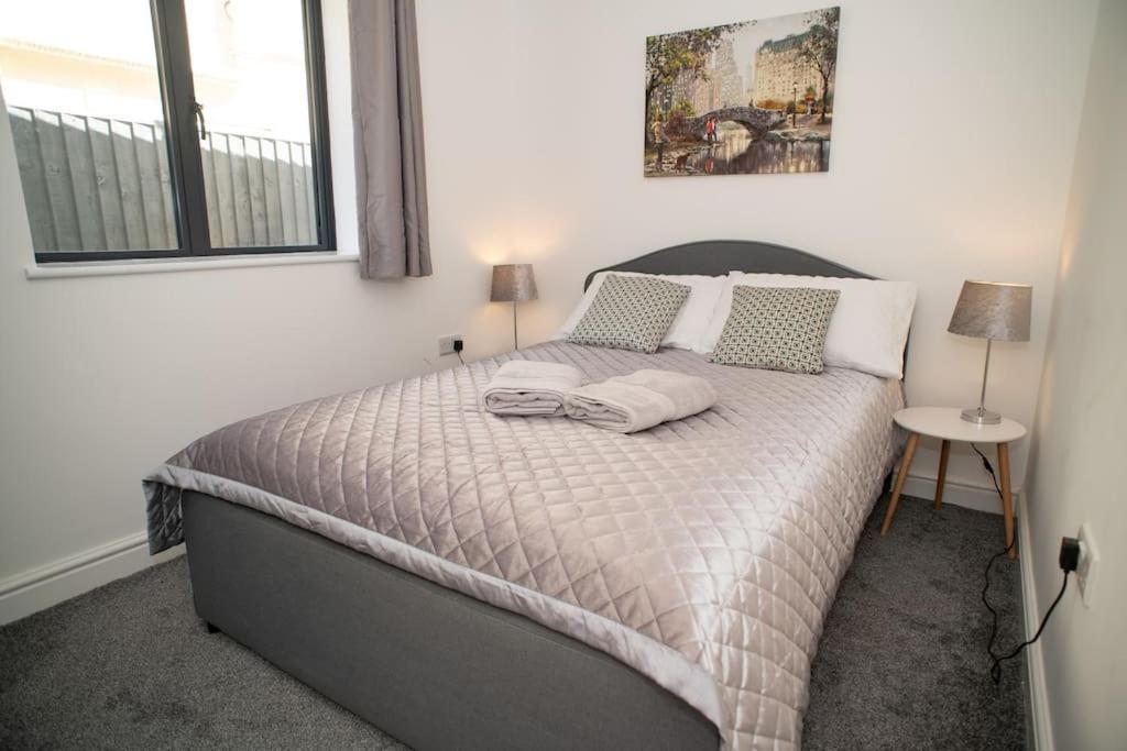 Maisy - Two Bed Lux Flat - Parking, Netflix, Wifi - Close To Blenheim Palace & Oxford - F2 Apartment