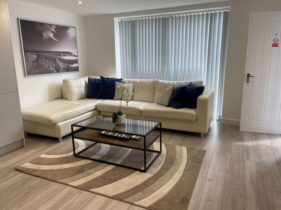 Maisy - Two Bed Lux Flat - Parking, Netflix, Wifi - Close To Blenheim Palace & Oxford - F2 Apartment Kidlington