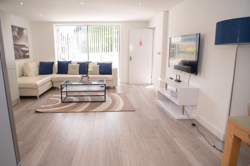 Maisy - Two Bed Lux Flat - Parking, Netflix, Wifi - Close To Blenheim Palace & Oxford - F2
