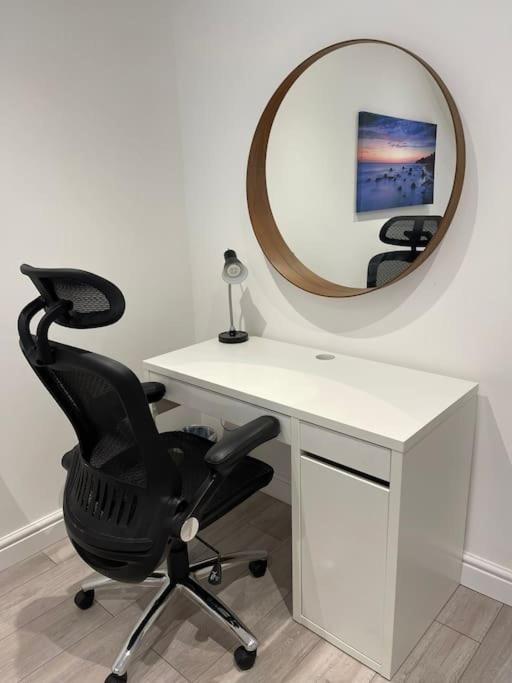 Maisy - Two Bed Lux Flat - Parking, Netflix, Wifi - Close To Blenheim Palace & Oxford - F2 *
