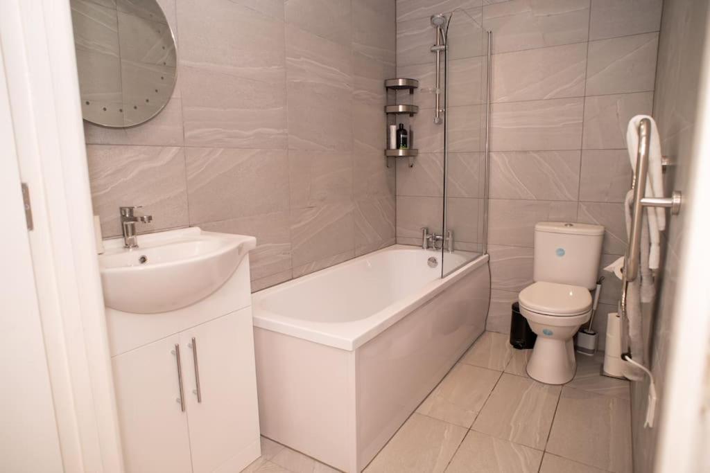 Maisy - Two Bed Lux Flat - Parking, Netflix, Wifi - Close To Blenheim Palace & Oxford - F2 * Kidlington