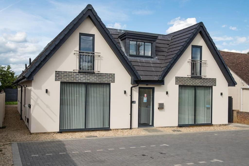 Maisy - Two Bed Lux Flat - Parking, Netflix, Wifi - Close To Blenheim Palace & Oxford - F2 *