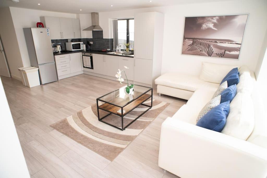 Maisy - Two Bed Lux Flat - Parking, Netflix, Wifi - Close To Blenheim Palace & Oxford - F2 Apartment